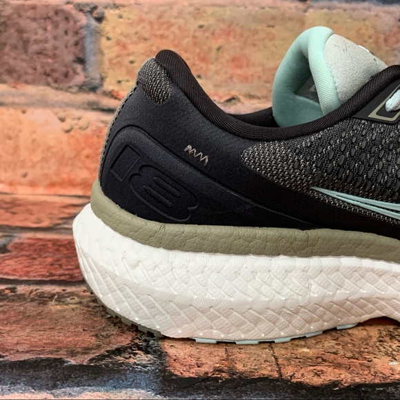 Saucony Triumph 18 Athletic Shoes - Picture 4 of 11